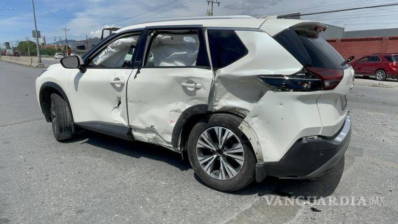 $!La camioneta Nissan Rogue impactó a un Chevrolet Silverado en Vito Alessio Robles.