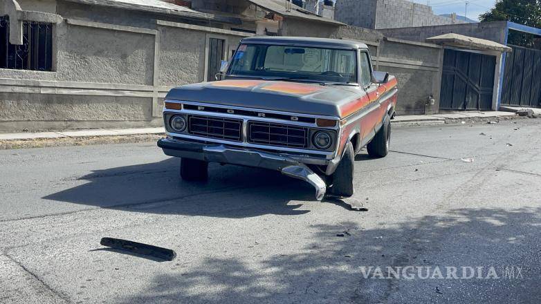 $!La acompañante del conductor permaneció en el lugar del accidente luego de que el automovilista se diera a la fuga tras el impacto.