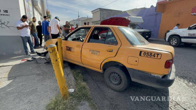 $!El taxi terminó su marcha al derribar las estructuras de protección e impactar a un vehículo particular que esperaba el paso en la esquina.