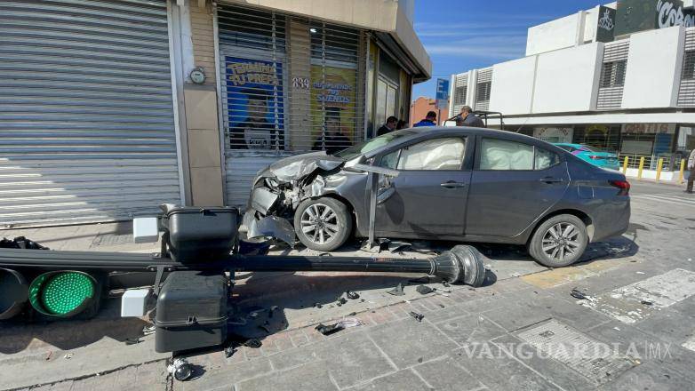 $!El accidente ocurrió cerca de las 13:00 horas en la zona centro de Saltillo, sin que se registraran personas lesionadas.