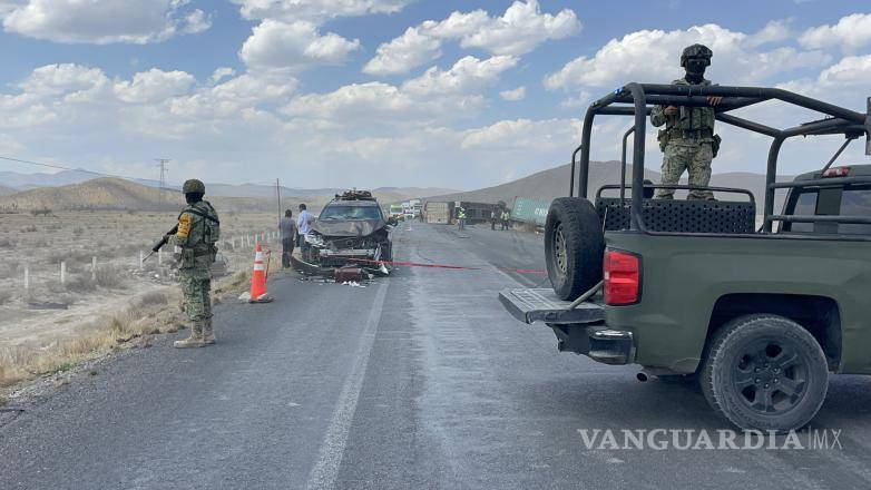 $!Elementos de Bomberos de Derramadero sofocaron el incendio del tráiler tras el accidente ocurrido en la carretera Saltillo-Zacatecas.