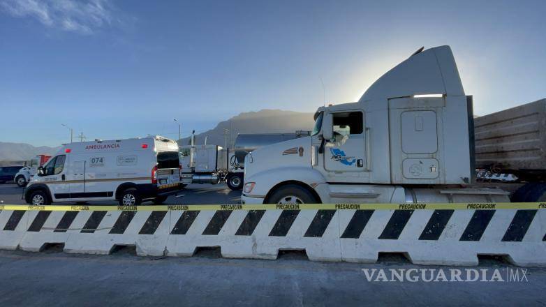 $!Paramédicos de Capufe atendieron al transportista, pero ya no respondía a los estímulos.