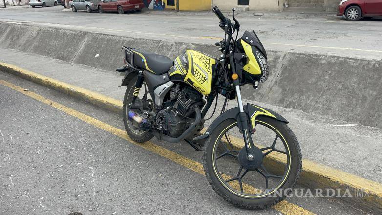 $!La motocicleta quedó a un costado de la banqueta tras el derrape.