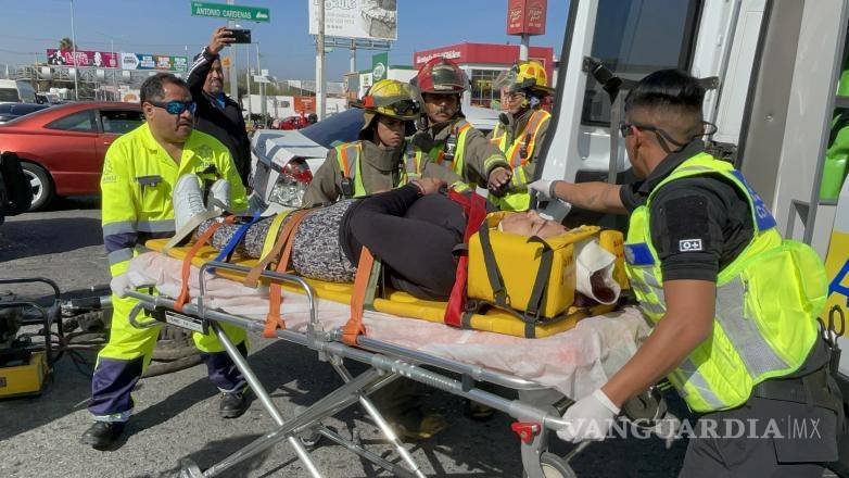 $!Una de las lesionadas quedó atrapada en el auto tras el impacto.