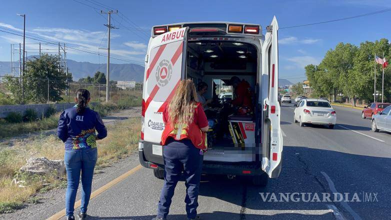 $!Bomberos de Ramos Arizpe valoraron a los participantes del accidente, trasladando a la conductora responsable a un hospital privado.