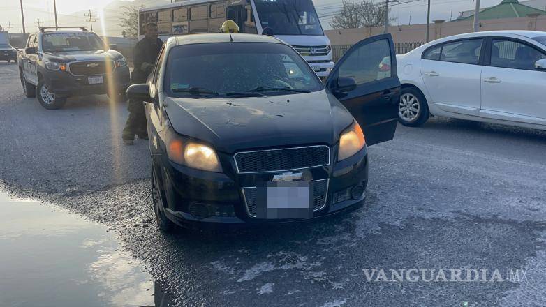 $!La conductora logró detener su marcha y solicitar apoyo al notar humo saliendo del vehículo.