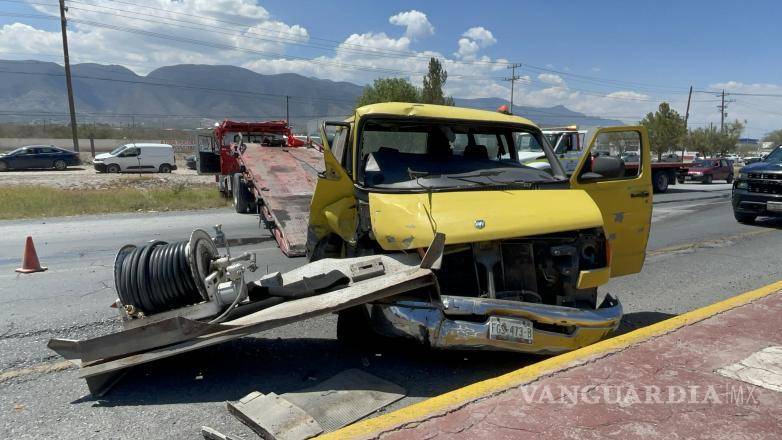 $!La lámina se incrustó en el vehículo responsable.