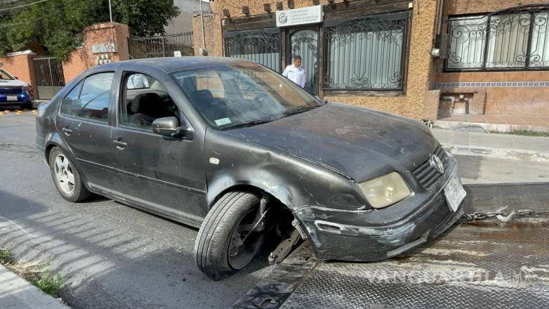 $!El Volkswagen Jetta quedó varado tras el impacto; la dirección del vehículo sufrió daños irreparables.