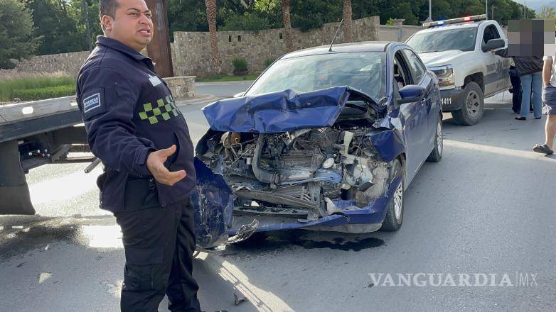 $!El Ford Figo terminó con daños en la parte frontal tras el choque.