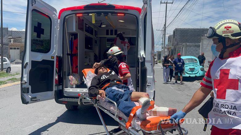 $!Tras el impacto, el motociclista terminó estrellándose contra árboles del camellón central del bulevar Misión Santa Lucía.