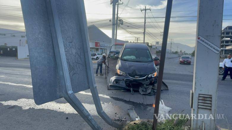 $!El vehículo de Yessenia “N” fue remolcado por una grúa después del impacto.