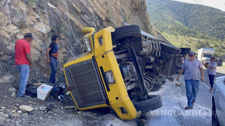 $!José Eduardo ¨N¨, conductor de 19 años, salió ileso del percance.