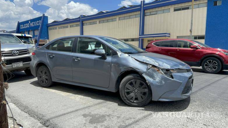 $!Elementos de Tránsito Municipal acudieron al lugar para realizar el peritaje correspondiente y coordinar las maniobras tras el accidente, que dejó daños materiales en tres vehículos.