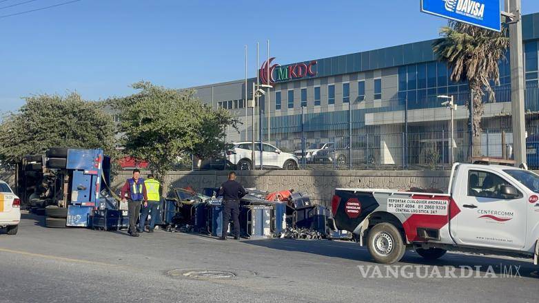$!A pesar de lo aparatoso del percance, el conductor salió ileso y no requirió atención hospitalaria, mientras las autoridades supervisaban las maniobras para retirar la unidad siniestrada.