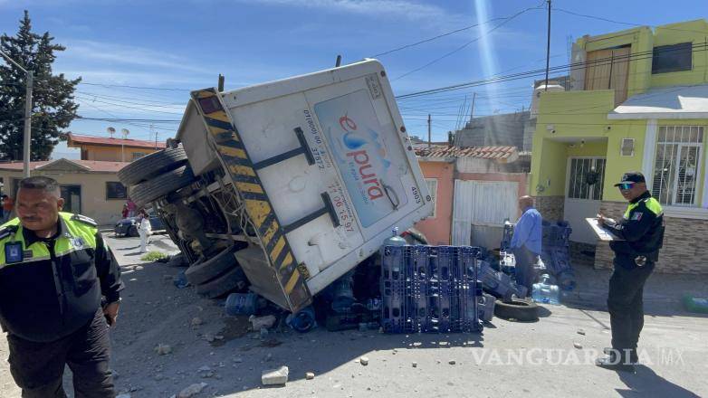 $!El operador de la unidad aseguró que intentó desviar el camión hacia un terreno baldío para evitar impactar otros vehículos o personas antes de perder el control.