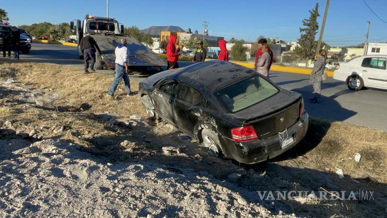 $!Una grúa realizó las maniobras necesarias para rescatar el vehículo y trasladarlo a un corralón.