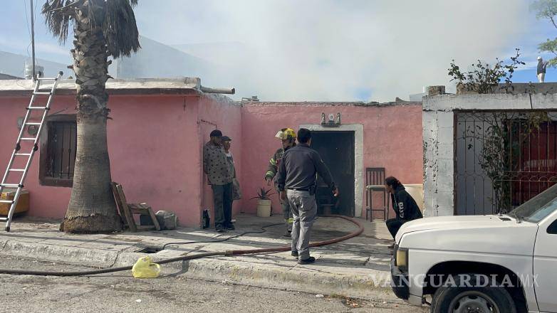 $!Vecinos alertaron a las autoridades tras observar humo en la vivienda.