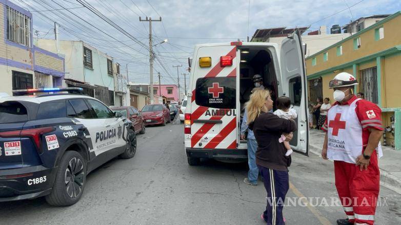 $!Paramédicos de la Cruz Roja atendieron a los pasajeros lesionados, quienes no requirieron traslado a un hospital.