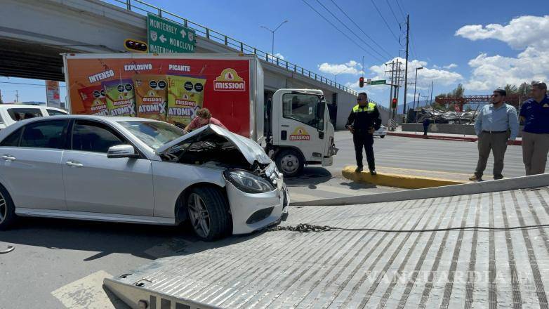 $!Elementos de Tránsito Municipal acudieron al cruce del bulevar Venustiano Carranza y el periférico Luis Echeverría Álvarez para tomar conocimiento del percance y realizar el peritaje correspondiente.