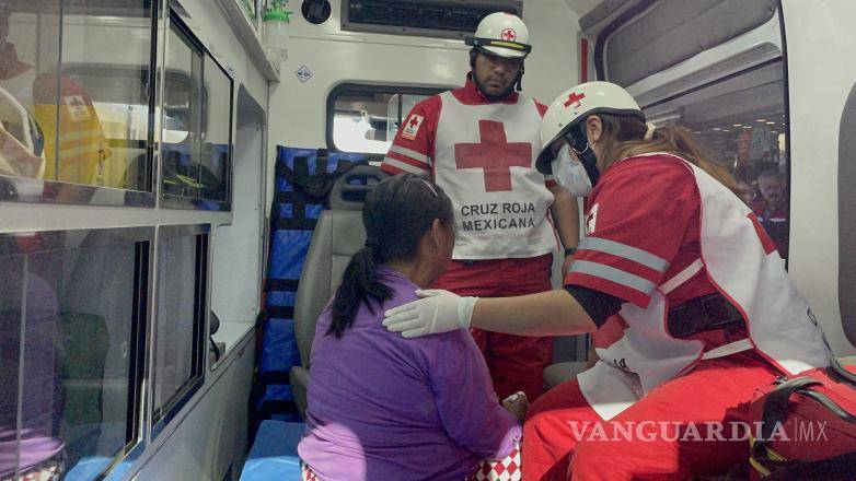 $!La mujer fue valorada por paramédicos tras el incidente ocurrido en el transporte público.