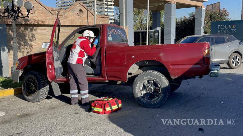 $!La camioneta Toyota Tacoma quedó parcialmente sobre el carril central tras perder el control, causando el choque con un Chevrolet Aveo.