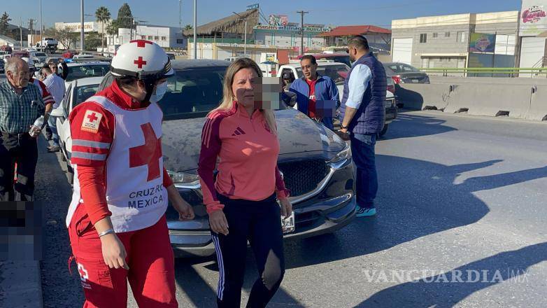 $!Personal de la Cruz Roja atendió a la mujer lesionada en el lugar del accidente, que se presentó con molestias en la espalda y el cuello.