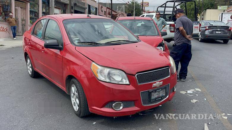 $!Paramédicos de Cruz Roja valoraron a los involucrados, incluyendo a una mujer embarazada.
