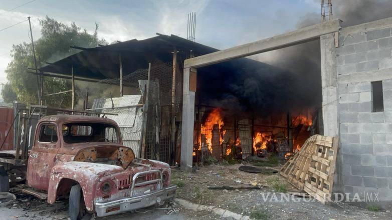 $!Durante las labores de control del incendio, las llamas alcanzaron una camioneta estacionada en una vivienda contigua, provocando daños materiales en el vehículo sin que se reportaran personas lesionadas.