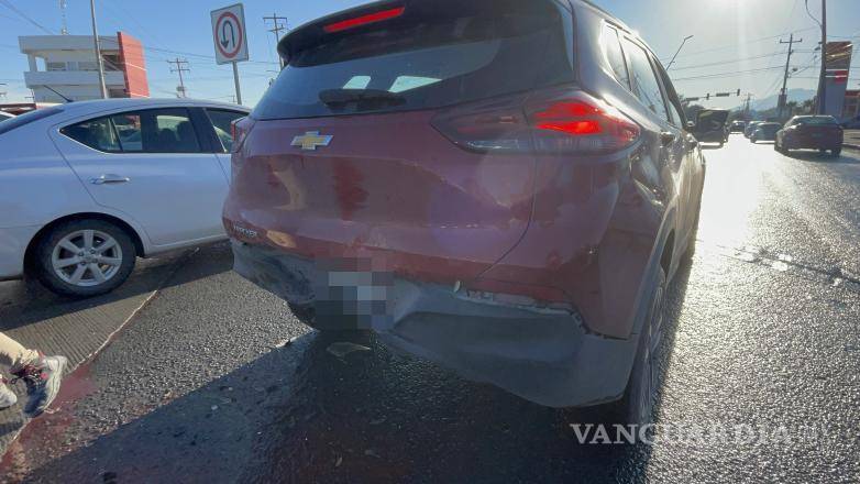 $!Elementos de la Policía Municipal tomaron conocimiento del accidente y apoyaron en el control de la circulación en la zona.