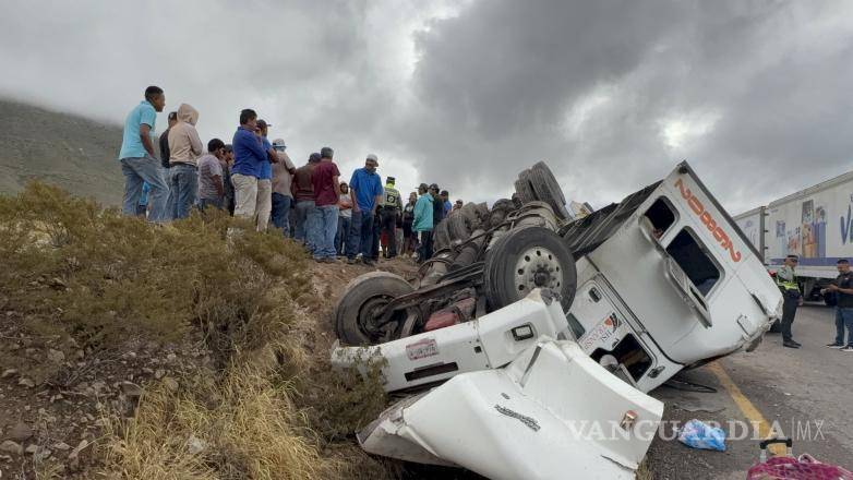 $!Se esperaba otra unidad para realizar el trasvase de la mercancía y continuar con su traslado hacia su destino.