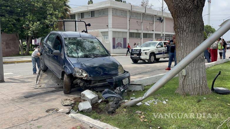 $!Una luminaria impidió que el vehículo avanzara más y prensara a las víctimas contra una pared, evitando consecuencias mayores.