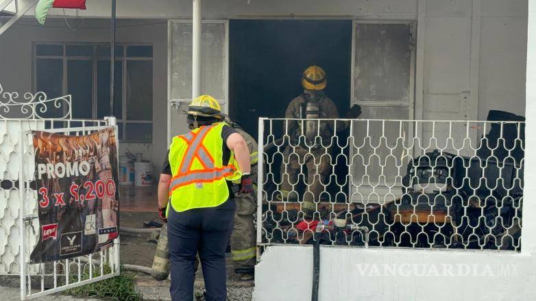 $!Aunque no hubo personas lesionadas, los bomberos localizaron a un gato sin vida dentro del establecimiento.