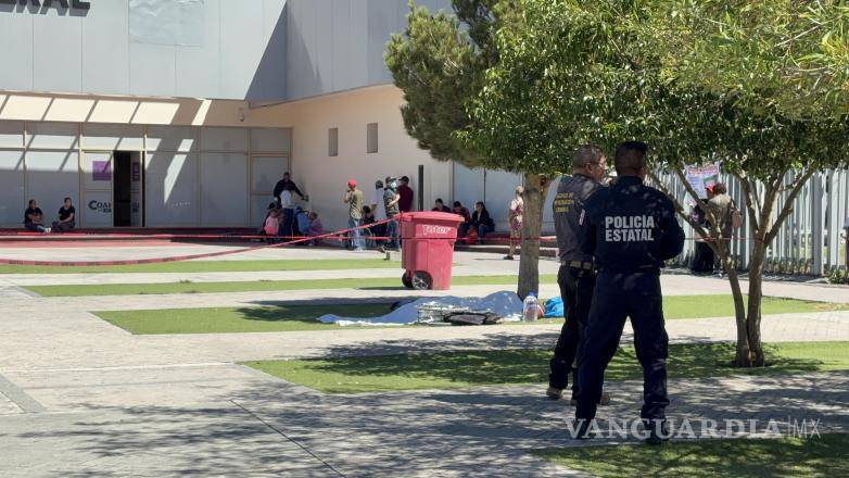 $!Elementos de la Agencia de Investigación Criminal acudieron al hospital para realizar las diligencias tras el fallecimiento.