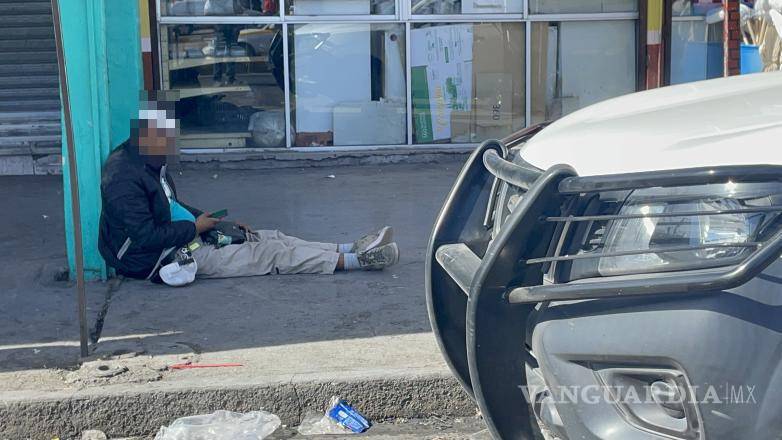 $!Luis Enrique Sánchez, uno de los involucrados, recibió atención médica en el lugar tras el fuerte accidente.