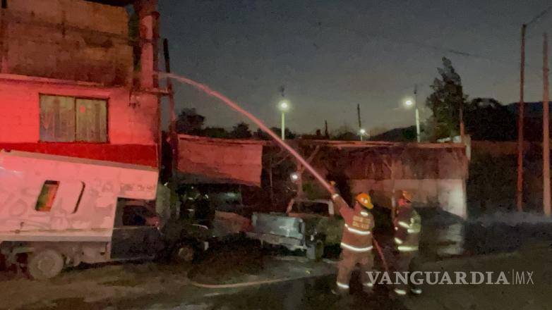 $!Personal de Bomberos trabajó entre restos de madera calcinada tras el incendio en la colonia El Salvador.