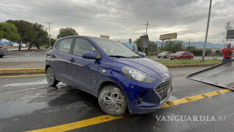 $!El automóvil derrapó y giró sobre la vialidad antes de impactar su neumático delantero derecho contra el camellón central, lo que provocó afectaciones parciales al tránsito vehicular durante varios minutos.