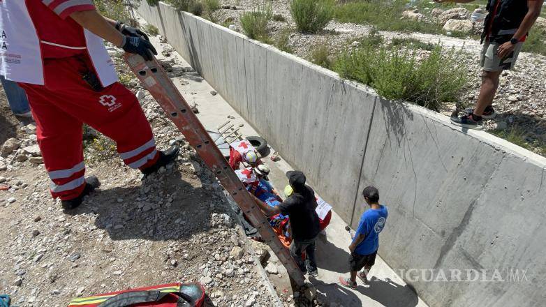 $!Compañeros del albañil auxiliaron en las maniobras de rescate en Prados de San José.