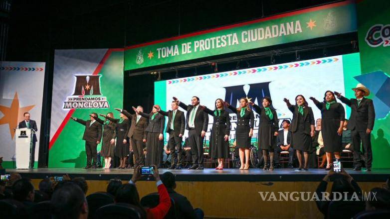 $!Carlos Villarreal Pérez, nuevo alcalde de Monclova, toma protesta ante cientos de monclovenses en una ceremonia realizada en el Teatro de la Ciudad.