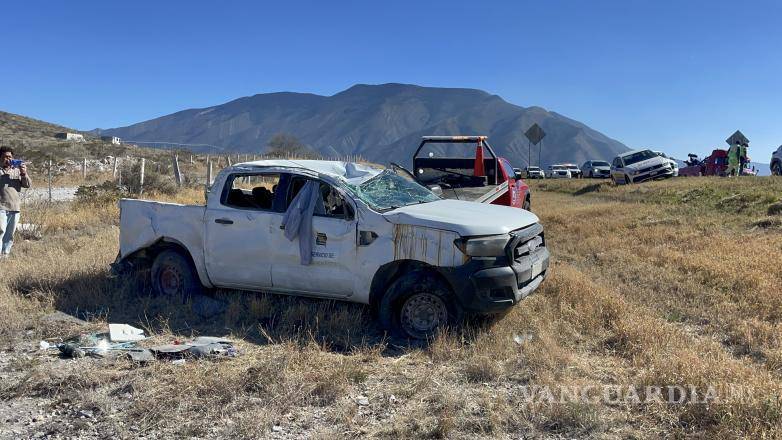 $!os trabajadores de Capufe que viajaban en la camioneta de mantenimiento resultaron ilesos a pesar de la aparatosa volcadura.