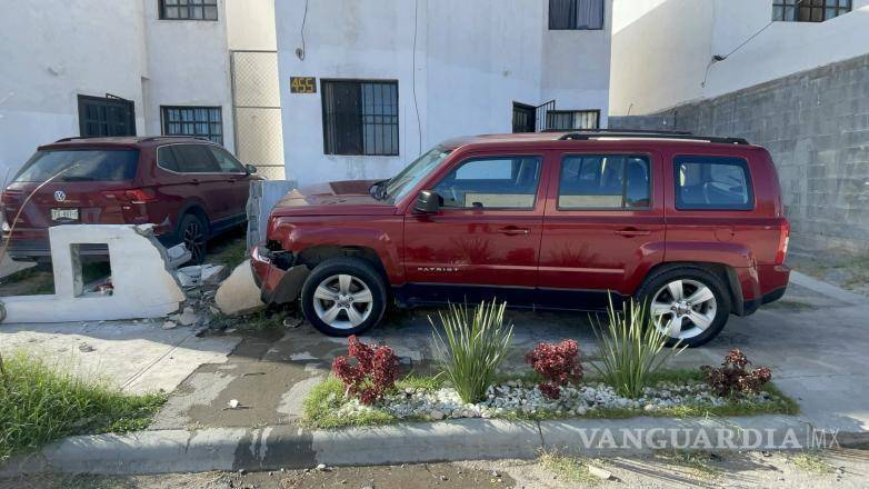 $!La camioneta Jeep Patriot impactó una vivienda y dañó el medidor de agua y la mufa de electricidad tras atropellar a las persoas.
