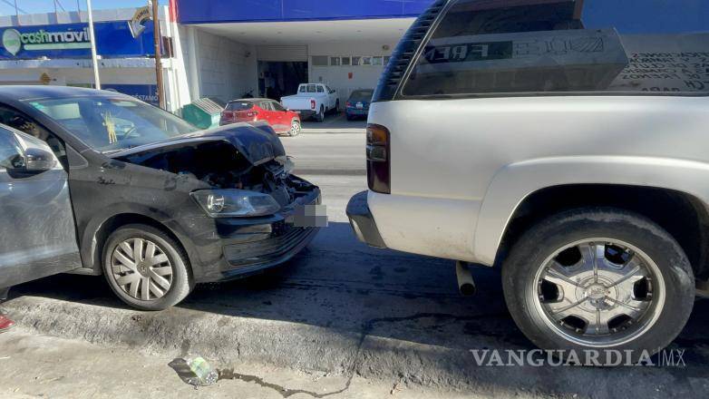 $!El Volkswagen Vento sufrió daños considerables tras chocar por alcance contra la Chevrolet Suburban.