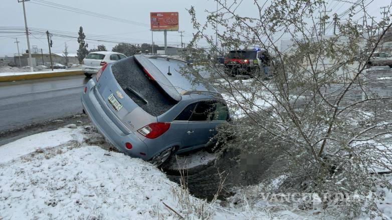 $!El conductor de 54 años resultó ileso luego de salir del camino y caer al desagüe en la colonia Santa Bárbara.