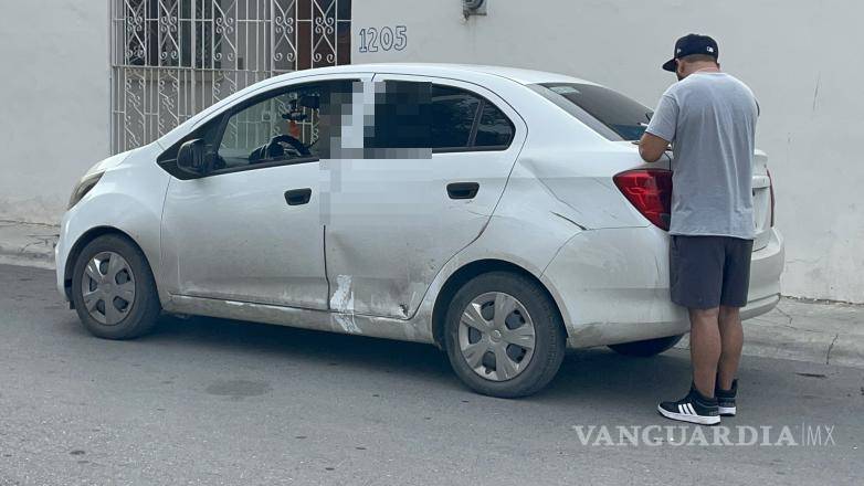 $!El conductor del automóvil declaró que no vio al repartidor al momento de avanzar tras hacer alto.