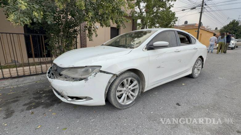 $!Un automóvil Chrysler 200 sin placas de circulación participó en el percance cuando su conductor se dirigía a la escuela.
