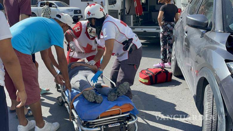 $!Personal de la Cruz Roja brindó primeros auxilios a Francisca en el lugar del accidente.