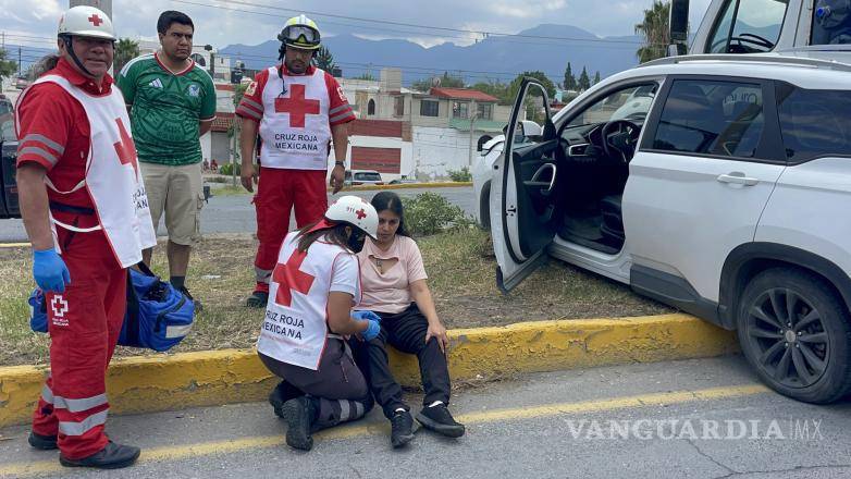$!Paramédicos de la Cruz Roja atendieron a los involucrados en el accidente, entre ellos una mujer embarazada.