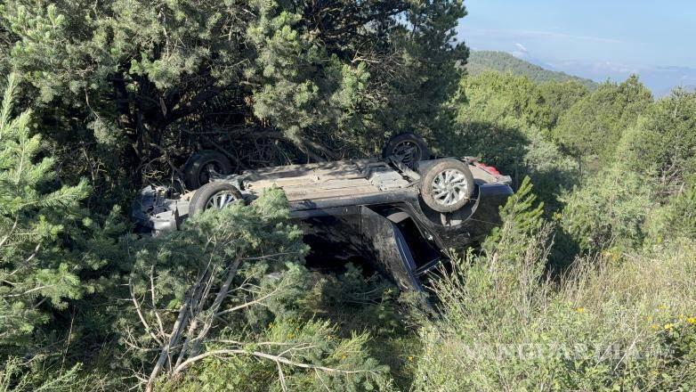 $!El conductor fue trasladado a un hospital en condición estable tras resultar con golpes leves en el percance.