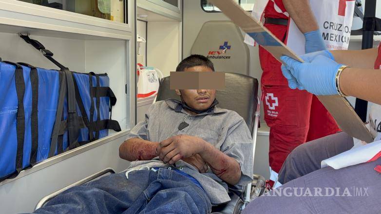 $!El joven de 17 años fue atendido por paramédicos tras resultar lesionado en la colonia Postal Cerritos.
