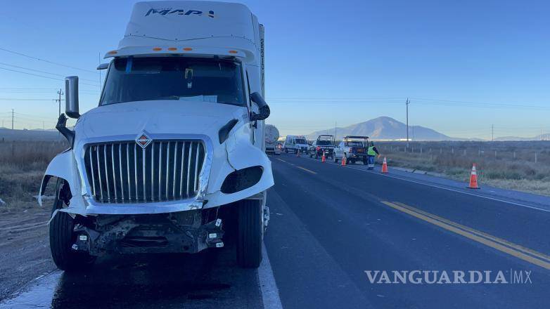 $!El tráiler, que transportaba verdura con destino a Laredo, impactó contra la camioneta de carga que se atravesó en su camino.