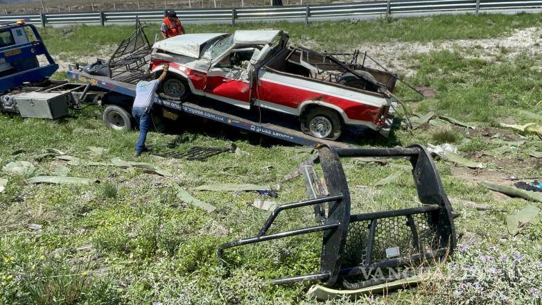$!Pencas de maguey quedaron esparcidas tras la volcadura de la unidad.